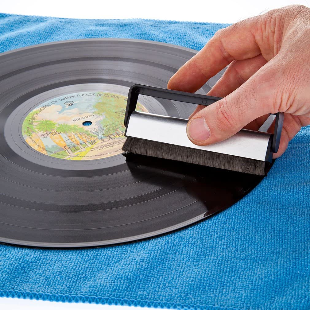 limpieza disco vinilo con cepillo de cerdas de fibra de carbono